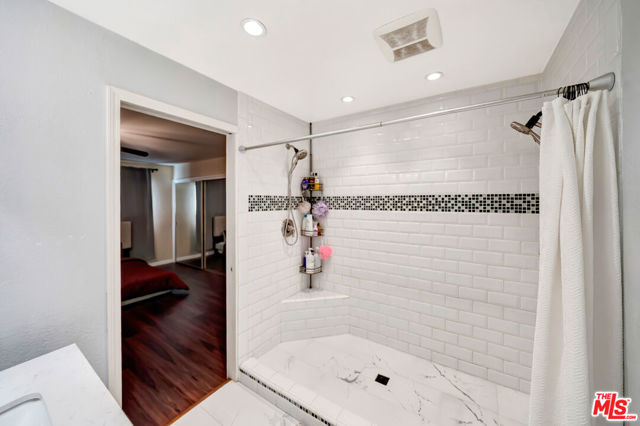 2425 Dusan Street, Simi Valley CA: https://media.crmls.org/mediaz/b782c756-39f9-4482-8463-1f82dcd820bc.jpg