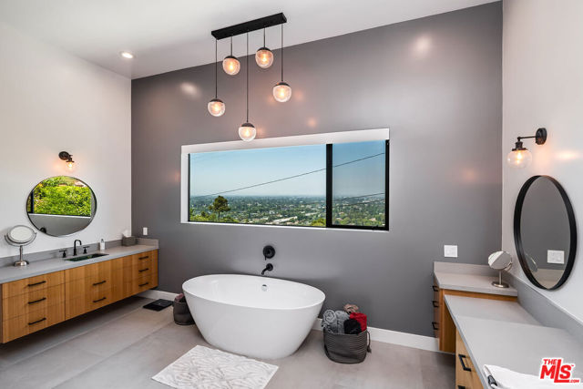 11258 Laurie Drive, Studio City CA: https://media.crmls.org/mediaz/b78370bb-1a29-4df3-b9a8-92be3eecbd0f.jpg