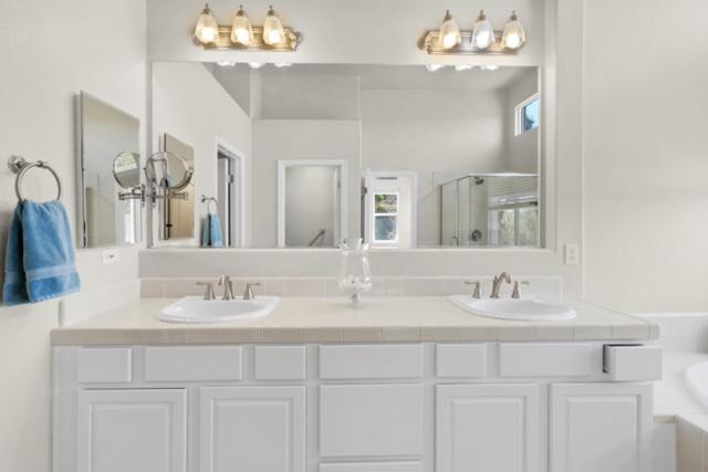 820 Via Vaquero Norte, San Juan Bautista CA: https://media.crmls.org/mediaz/b783ebab-1376-4ee8-a507-60e928a336c4.jpg