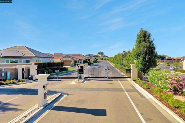 1648 Chianti Ln, Brentwood CA: https://media.crmls.org/mediaz/b78469eb-520e-414d-ace3-c11b4a6a0b82.jpg