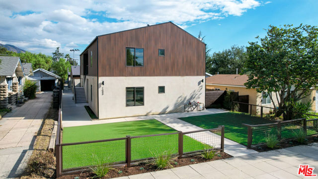 1688 N Sierra Bonita Avenue, Pasadena CA: https://media.crmls.org/mediaz/b78482fa-4642-4201-8ca2-63701199a635.jpg