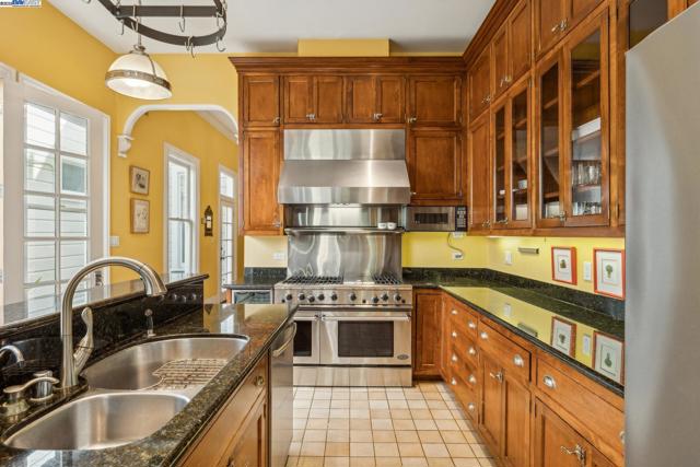 2070 Bush St, San Francisco CA: https://media.crmls.org/mediaz/b785e183-a59c-47d2-86dd-ac5c32d4d99f.jpg