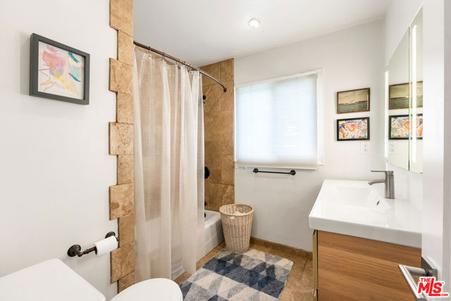 2316 Laurelmont Place, Los Angeles CA: https://media.crmls.org/mediaz/b785f052-6f1d-4524-a4f6-a4c2071d8b4d.jpg