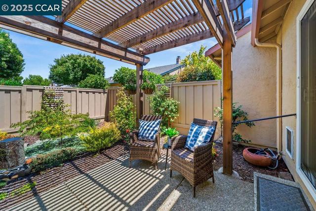672 Savoy Ct, Walnut Creek CA: https://media.crmls.org/mediaz/b786e462-186e-40a3-a2e7-d69f0b928dda.jpg