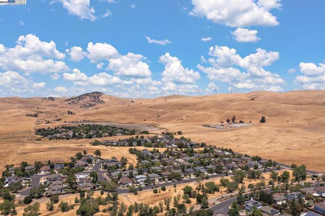 1387 Meadow Ct, Livermore CA: https://media.crmls.org/mediaz/b7873974-648a-42ad-999e-270343e8660e.jpg