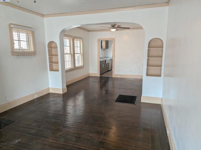 7818 Arthur St, Oakland CA: https://media.crmls.org/mediaz/b7875746-0d51-46ab-aa60-4c355e6a0096.jpg