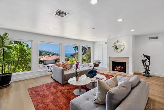 7645 Caminito Coromandel, La Jolla CA: https://media.crmls.org/mediaz/b7877694-16da-46e6-9289-1f6ca708dcc0.jpg