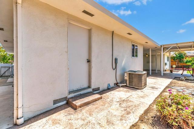 1081 Oak Street, Hollister CA: https://media.crmls.org/mediaz/b78819a4-1892-46f0-97d6-e96d1f643c8b.jpg