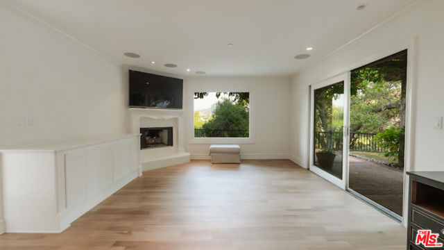 10900 Terryview Drive, Studio City CA: https://media.crmls.org/mediaz/b7893415-23ac-491c-a093-e6c97e0bbd1b.jpg