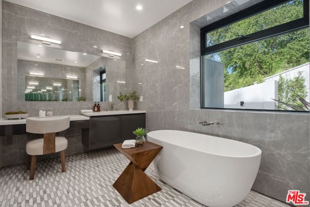 3670 Buena Park Drive, Studio City CA: https://media.crmls.org/mediaz/b7898ebe-cb03-4825-95ab-409133f05d26.jpg