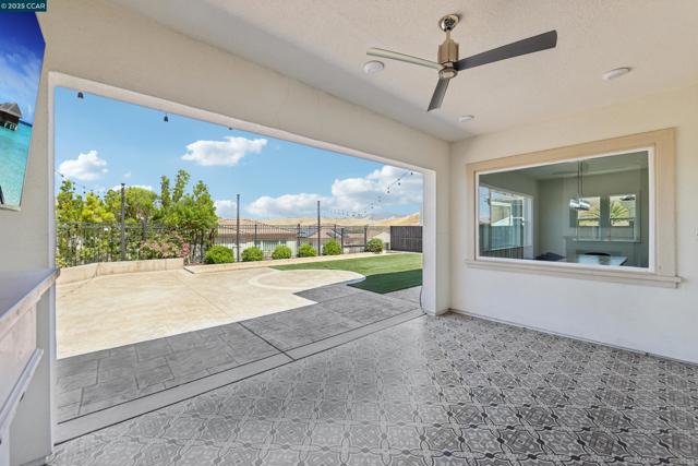 2909 Tulare Hills Dr, Dublin CA: https://media.crmls.org/mediaz/b7899956-6eb1-45e4-bb8a-2bbd995eaa4e.jpg