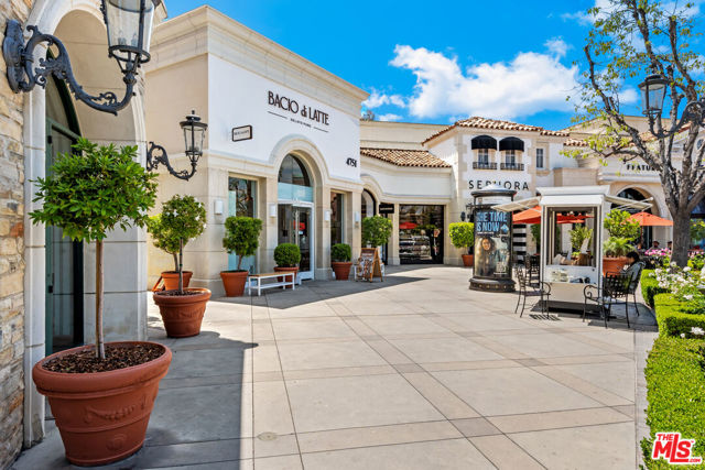 4392 Park Paloma, Calabasas CA: https://media.crmls.org/mediaz/b78af573-6c29-4736-b578-42ad2163017f.jpg