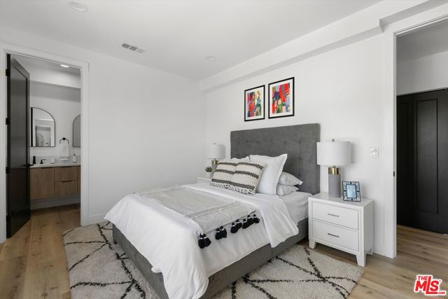 542 1/2 N Serrano Avenue, Los Angeles CA: https://media.crmls.org/mediaz/b78b0414-c6d4-44dc-a899-e5499c8e9725.jpg
