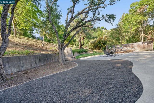 3938 Los Arabis Dr, Lafayette CA: https://media.crmls.org/mediaz/b78b55cf-2b87-48ce-9267-029554aeb504.jpg