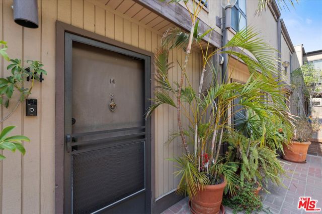 853 Larrabee Street, West Hollywood CA: https://media.crmls.org/mediaz/b78c7afe-d22d-4cab-8fec-431b12c90d80.jpg