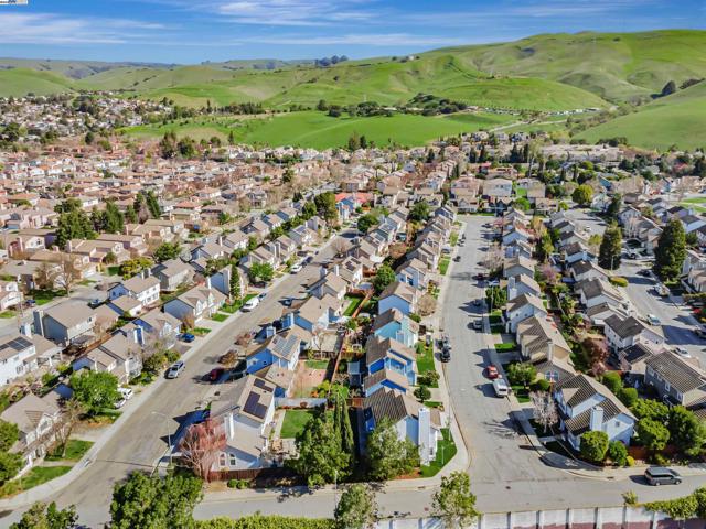 427 Summerwood Dr, Fremont CA: https://media.crmls.org/mediaz/b78caaeb-fe59-4313-86c0-2a2df625d233.jpg