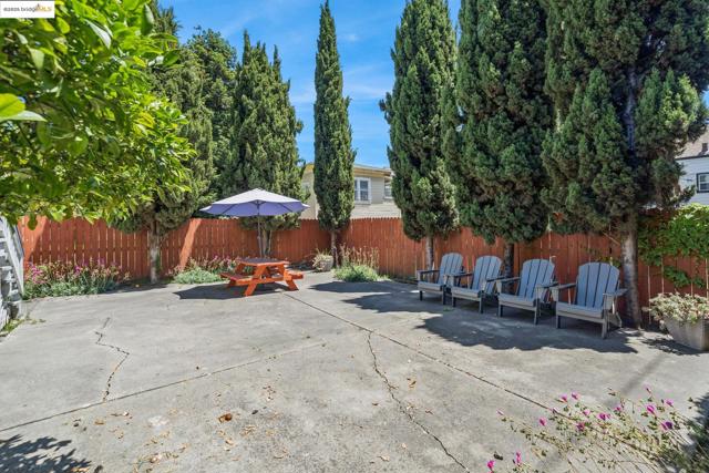 557 33Rd St, Oakland CA: https://media.crmls.org/mediaz/b78cce51-4e4c-4a89-b41f-88a9c46df63b.jpg