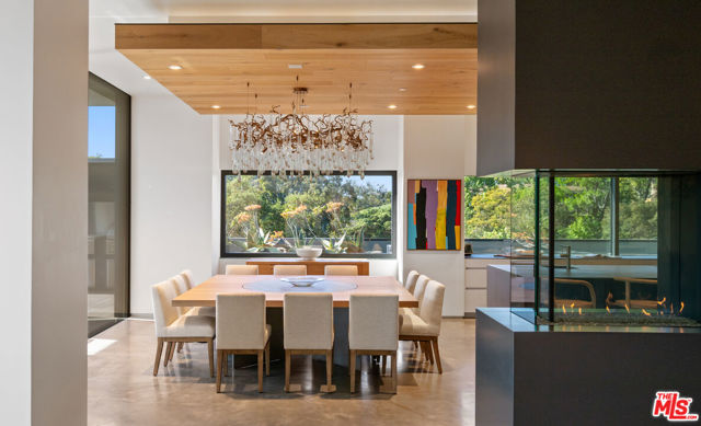 2341 Gloaming Way, Beverly Hills CA: https://media.crmls.org/mediaz/b78e3456-6ccc-4266-b083-c8736eec96b1.jpg