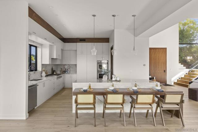 2448 Sagebrush Ct, La Jolla CA: https://media.crmls.org/mediaz/b79164c9-b03d-4c8f-93c9-4e00df2c4451.jpg