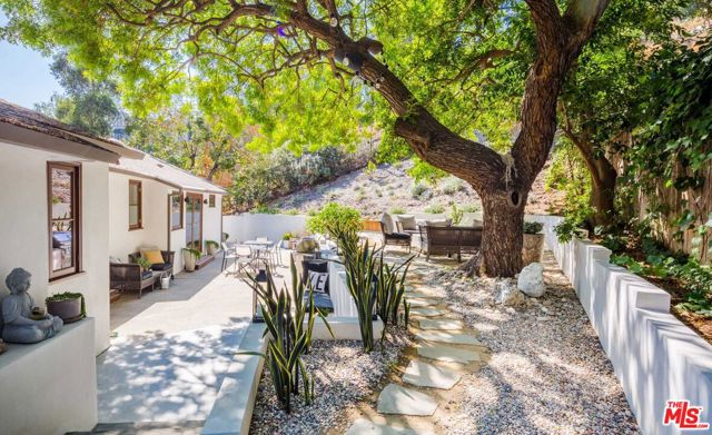 3279 LEDGEWOOD Drive, Los Angeles CA: https://media.crmls.org/mediaz/b79247f6-b9bf-4d39-80c3-8a2c6c6226dd.jpg