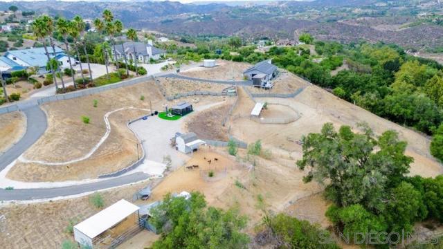 1615 Vista Del Lago, Fallbrook CA: https://media.crmls.org/mediaz/b792bef0-be60-4991-8eb0-1bbca2221c7d.jpg