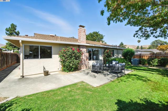 38645 Spetti Ct, Fremont CA: https://media.crmls.org/mediaz/b792d46e-afad-42a1-b9d4-fe29257a2b65.jpg