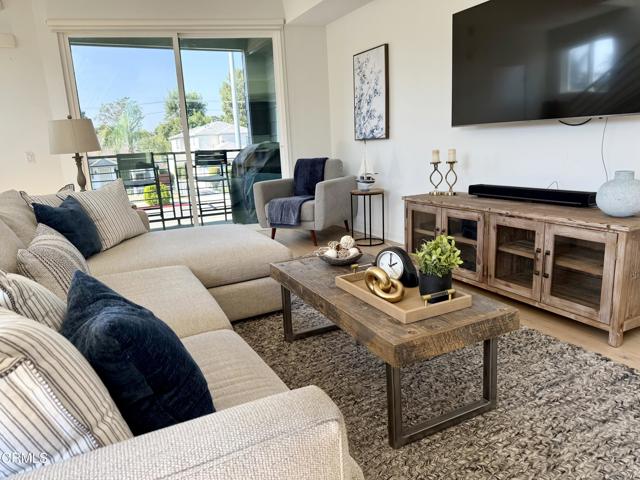 11594 Riverside Drive, Valley Village CA: https://media.crmls.org/mediaz/b7933c1c-a3ec-432c-ab6a-0a7f519c933c.jpg