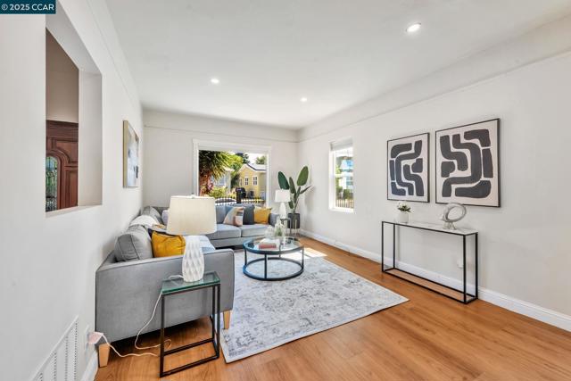 941 45Th St, Oakland CA: https://media.crmls.org/mediaz/b794140f-907e-424c-a984-43ad62631936.jpg