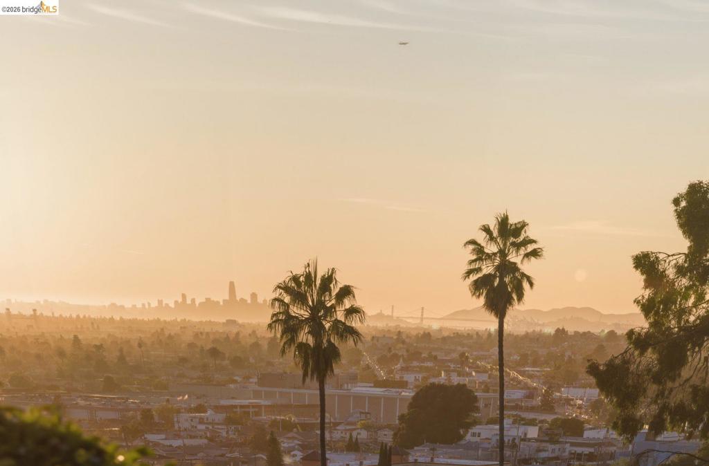 https://media.crmls.org/mediaz/b7941b09-5dcc-4760-b9cd-e72a7fd206b6.jpg?preset=X-Large