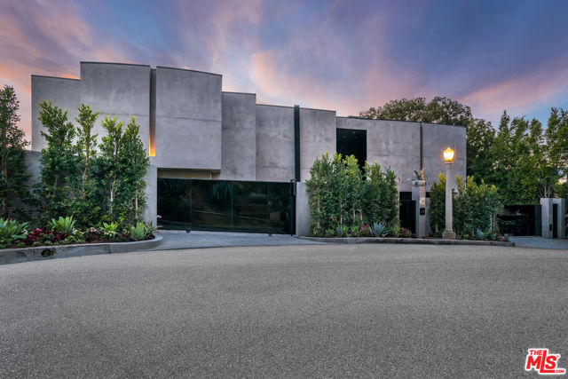 9406 Lloydcrest Drive, Beverly Hills CA: https://media.crmls.org/mediaz/b795a121-e3c9-41e9-89ed-b9947c4e8299.jpg