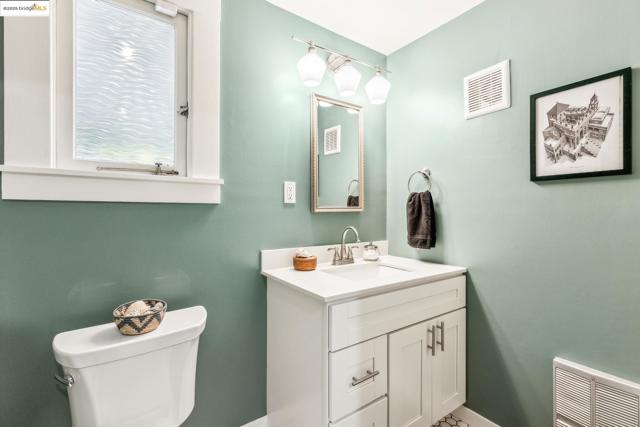 952 Kingston Ave, Piedmont CA: https://media.crmls.org/mediaz/b796b5fd-571c-4f50-a367-71f26df09357.jpg