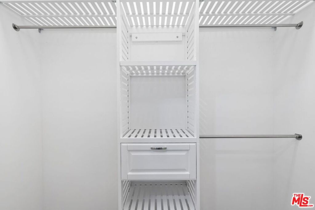 https://media.crmls.org/mediaz/b796e14d-301b-49a7-bea2-14b8ac466f29.jpg?preset=X-Large