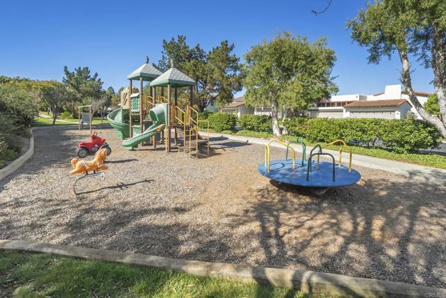 Sweet spot for a play date w/Children.  Gated "The Terraces" has it all!  Pools-Playground & Tennis!