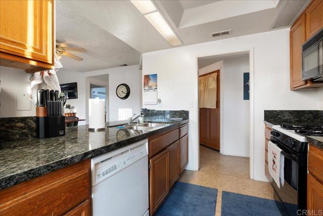 Detail Gallery Image 4 of 19 For 6956 Sandpiper Pl, Carlsbad,  CA 92009 - 2 Beds | 2 Baths