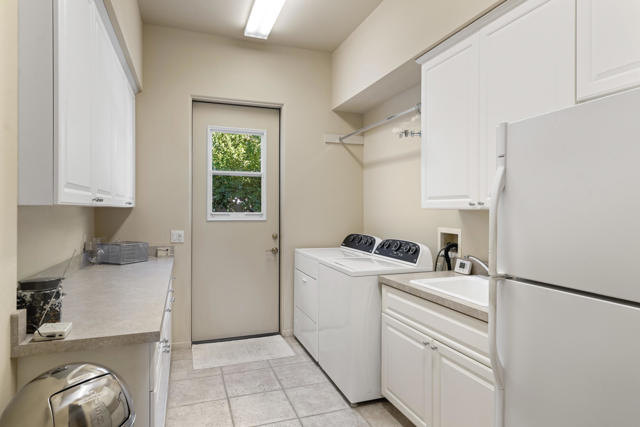 900 Dogwood Circle E, Palm Springs, CA 92264