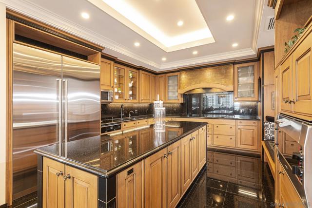 700 Front St, San Diego CA: https://media.crmls.org/mediaz/b7980342-c0cb-40f2-8863-3a40fc9ea950.jpg