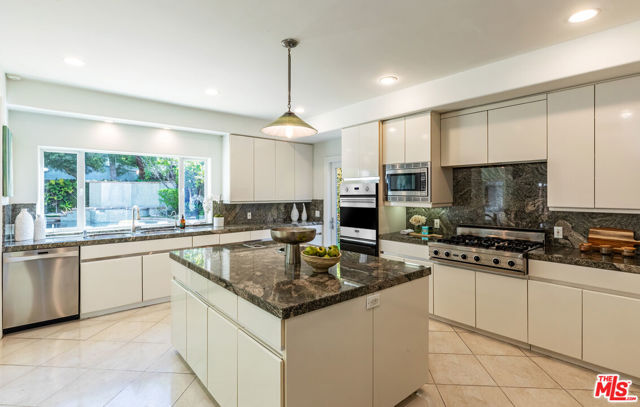 739 20th Street, Santa Monica CA: https://media.crmls.org/mediaz/b7986728-e4ac-4ad1-980b-56340439e796.jpg
