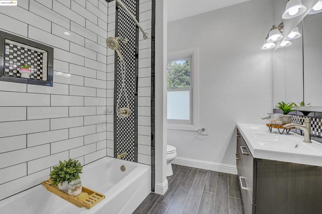 3034 Martin Luther King Jr Way, Oakland CA: https://media.crmls.org/mediaz/b798ab5c-dff2-4663-868a-3401650441a0.jpg