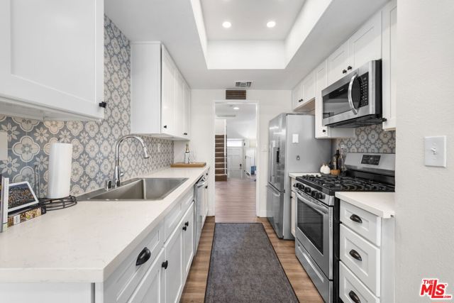 6540 Hayvenhurst Avenue, Lake Balboa CA: https://media.crmls.org/mediaz/b798f77d-8821-4c8f-839e-df4e1b902012.jpg