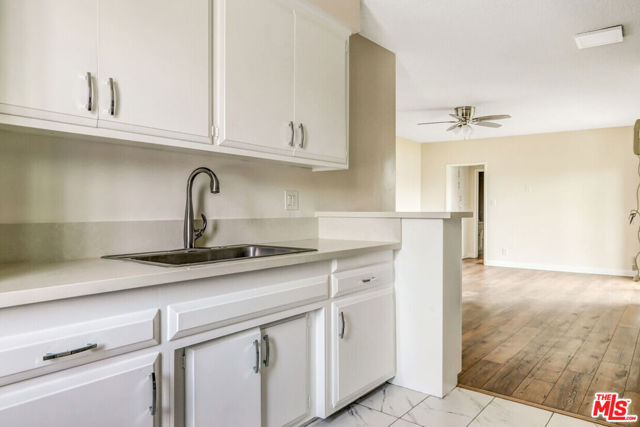 423 N Harvard Boulevard, Los Angeles CA: https://media.crmls.org/mediaz/b7993cc4-787d-45b8-b272-21990fb5775c.jpg