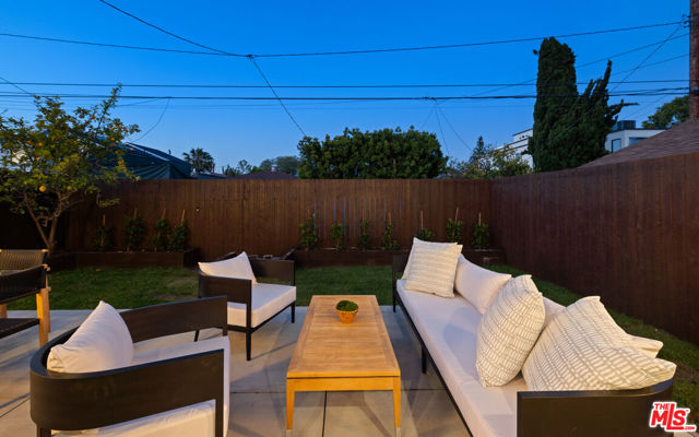 3524 Maplewood Avenue, Los Angeles CA: https://media.crmls.org/mediaz/b799e9ed-3048-4422-921b-9da971c1245e.jpg