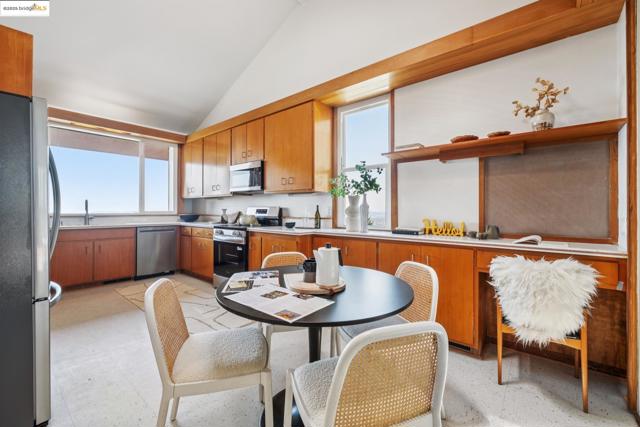 120 Hill Rd, Berkeley CA: https://media.crmls.org/mediaz/b79a7ce8-e507-47b8-9a4b-33275b487b54.jpg