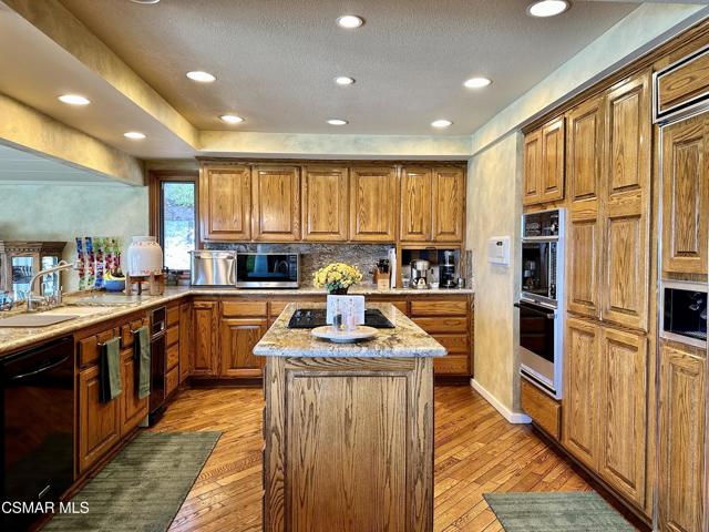 31445 Glenbridge Road, Westlake Village CA: https://media.crmls.org/mediaz/b79acae8-e125-4f6b-b1cf-7b24d07f1b1b.jpg