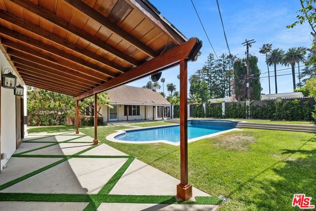 517 N Elm Drive, Beverly Hills CA: https://media.crmls.org/mediaz/b79af771-aee4-4184-98be-13817cc2e789.jpg