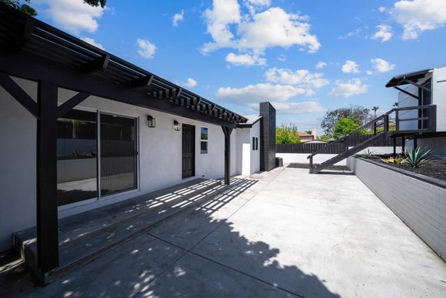 2333 Ridge View Drive, San Diego CA: https://media.crmls.org/mediaz/b79bdcb1-8005-4204-9957-7349262a1b43.jpg