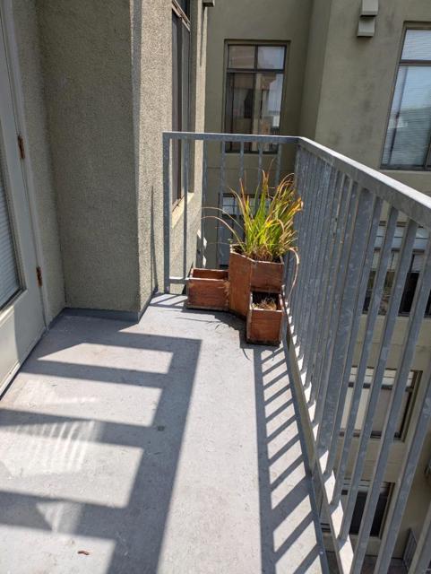 989 Franklin Street, Oakland CA: https://media.crmls.org/mediaz/b79d597b-21c2-4b14-859d-c64823eabe90.jpg