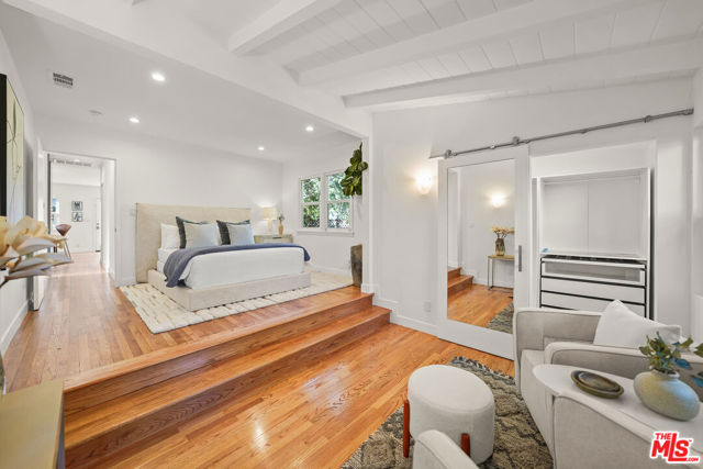 2212 Navy Street, Santa Monica CA: https://media.crmls.org/mediaz/b79d6700-13be-4aa0-b703-c70d51471509.jpg