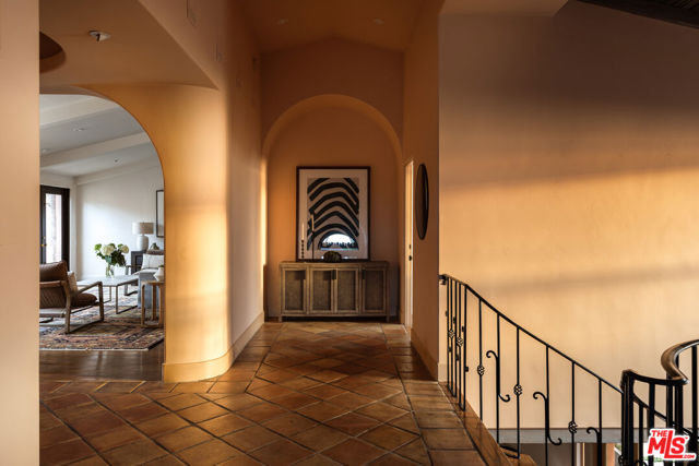 93 Laurel Drive, Rancho Palos Verdes CA: https://media.crmls.org/mediaz/b79f48ad-56b0-4774-a3b4-d354b9e1b750.jpg