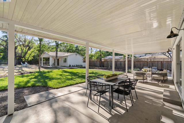 2129 Youngs Ct, Walnut Creek CA: https://media.crmls.org/mediaz/b79f55a9-1084-41de-be3e-45c95ba15187.jpg