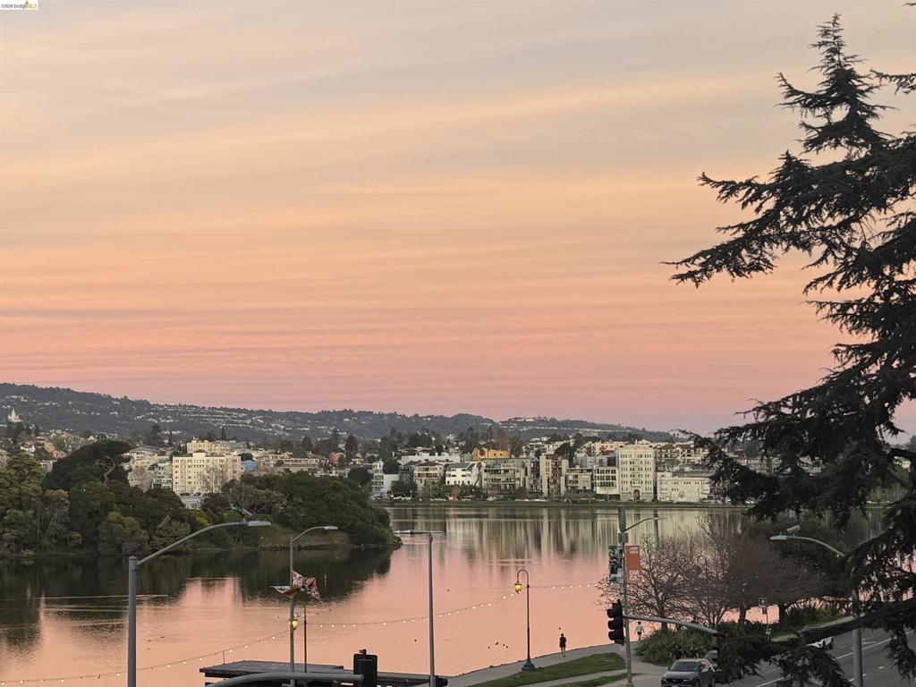 https://media.crmls.org/mediaz/b7a029f3-a86e-4fd6-b6e4-86bc7a3f9641.jpg?preset=X-Large